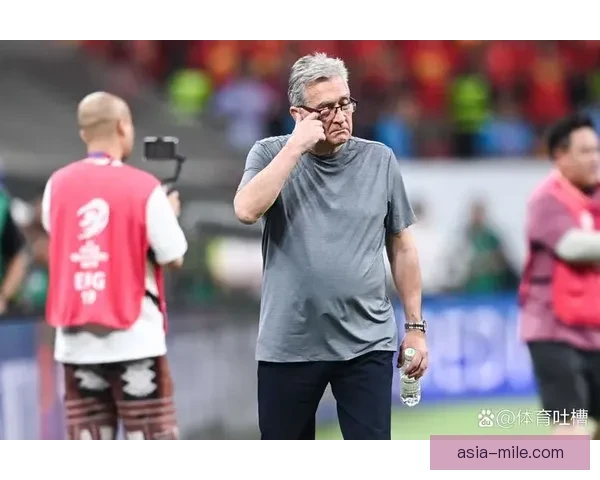 中国男足主帅伊万科维奇面临巨大压力亟需调整战术和状态